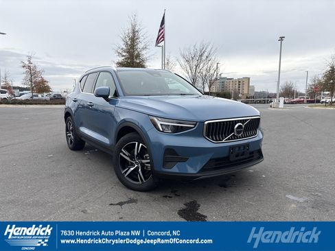 Used 2025 Volvo XC40 B5 Core image 1