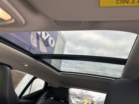 Certified 2025 Volvo XC40 B5 Plus AWD/4WD image 27