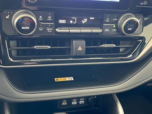 Used 2024 Toyota Highlander XLE AWD/4WD image 19