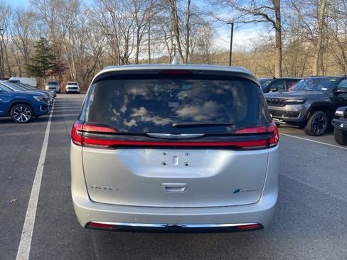 Used 2022 Chrysler Pacifica Limited image 5