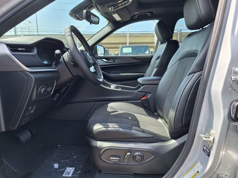 New 2024 Jeep Grand Cherokee L Altitude image 12