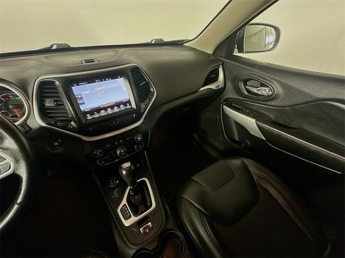 Used 2017 Jeep Cherokee Trailhawk w/ Comfort/Convenience Group image 11
