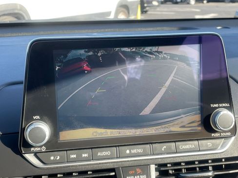 Used 2025 Nissan Altima 2.5 SV FWD image 24