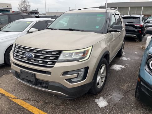 Used 2017 Ford Explorer XLT w/ Equipment Group 202A image 2