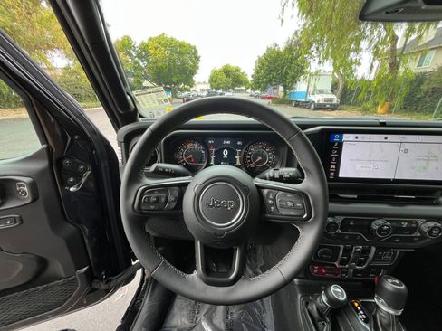 Used 2025 Jeep Wrangler Unlimited Rubicon image 33