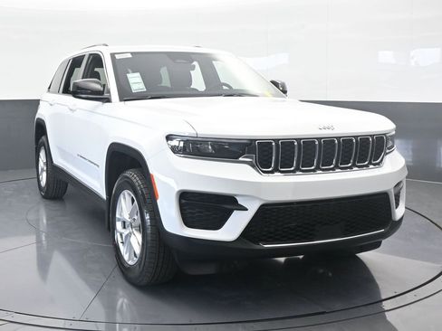 Used 2025 Jeep Grand Cherokee Laredo X RWD image 9