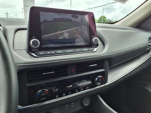Used 2025 Nissan Rogue SV FWD image 27