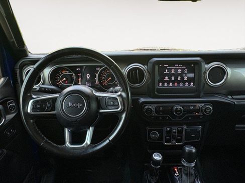 Used 2019 Jeep Wrangler Unlimited Sahara AWD/4WD image 4