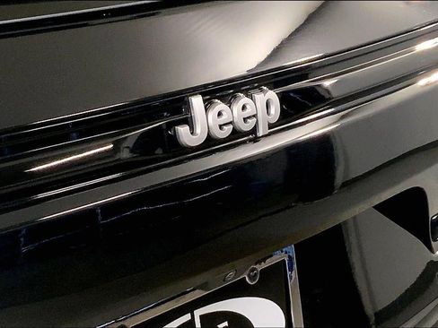 Used 2025 Jeep Grand Cherokee Limited AWD/4WD image 29