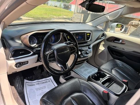 Used 2019 Chrysler Pacifica Touring-L FWD image 13