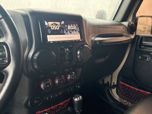 Used 2017 Jeep Wrangler Unlimited Rubicon image 12