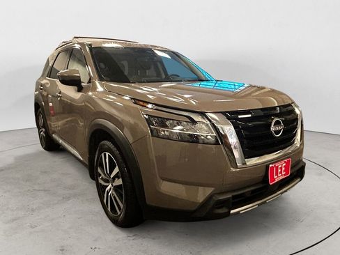 Used 2024 Nissan Pathfinder Platinum w/ Cargo Package image 8