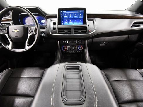 Used 2023 Chevrolet Suburban Premier image 3