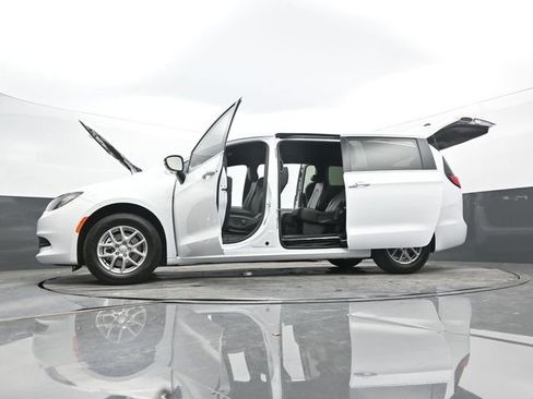 Used 2025 Chrysler Voyager LX FWD image 66