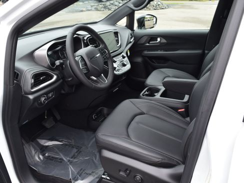 New 2026 Chrysler Pacifica Select image 13