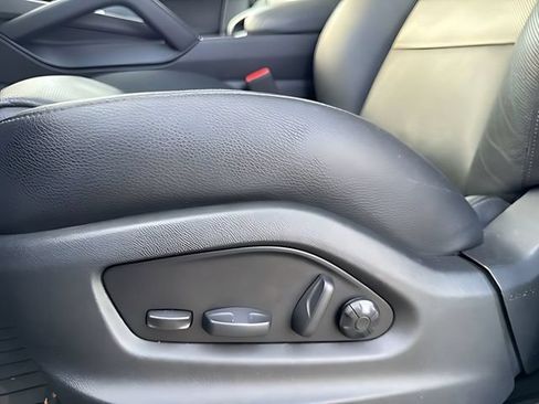Used 2024 Porsche Cayenne w/ Premium Package AWD/4WD image 21