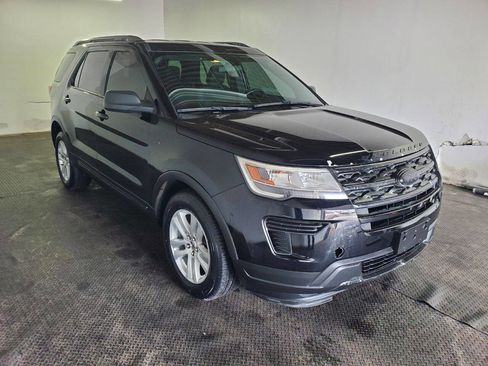 Used 2018 Ford Explorer XLT image 3