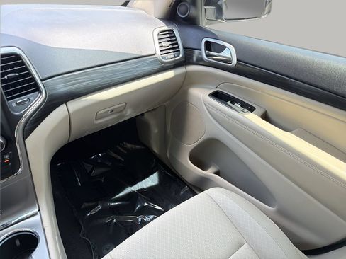 Used 2020 Jeep Grand Cherokee Laredo RWD image 15