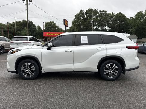 Used 2023 Toyota Highlander XLE FWD image 2