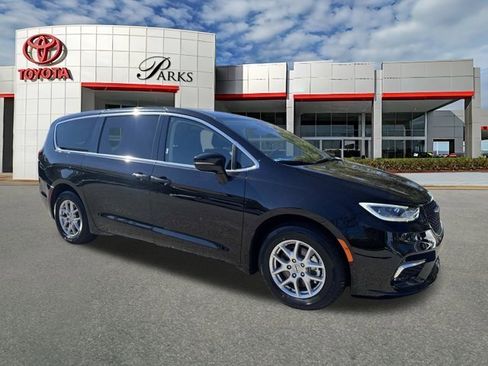 Used 2024 Chrysler Pacifica Touring-L image 1