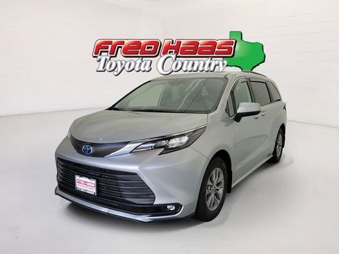 Used 2025 Toyota Sienna XLE FWD image 1