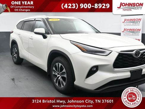 Used 2021 Toyota Highlander XLE AWD/4WD image 1