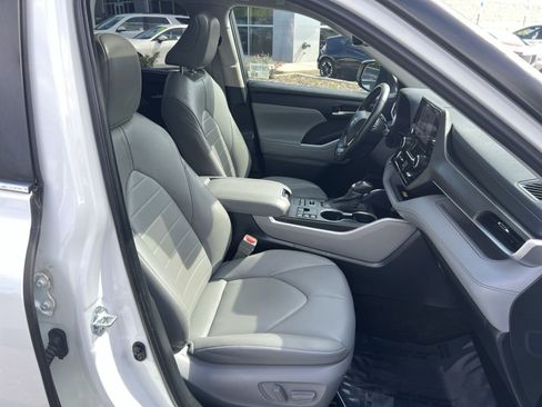 Used 2023 Toyota Highlander XLE AWD/4WD image 49
