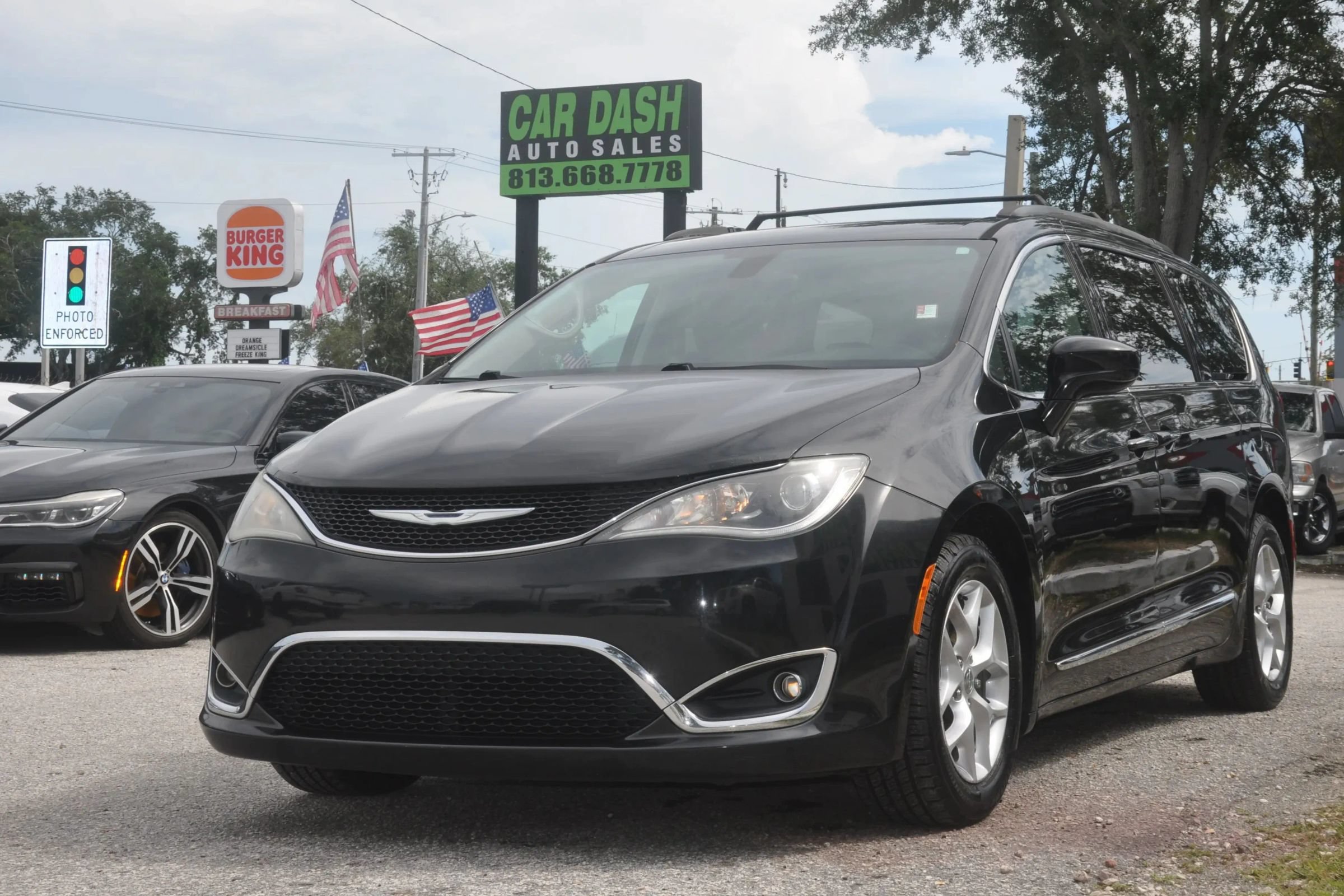 Used 2017 Chrysler Pacifica Touring-L w/ Tire & Wheel Group FWD image 1