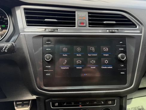 Used 2020 Volkswagen Tiguan SE R-Line AWD/4WD image 17