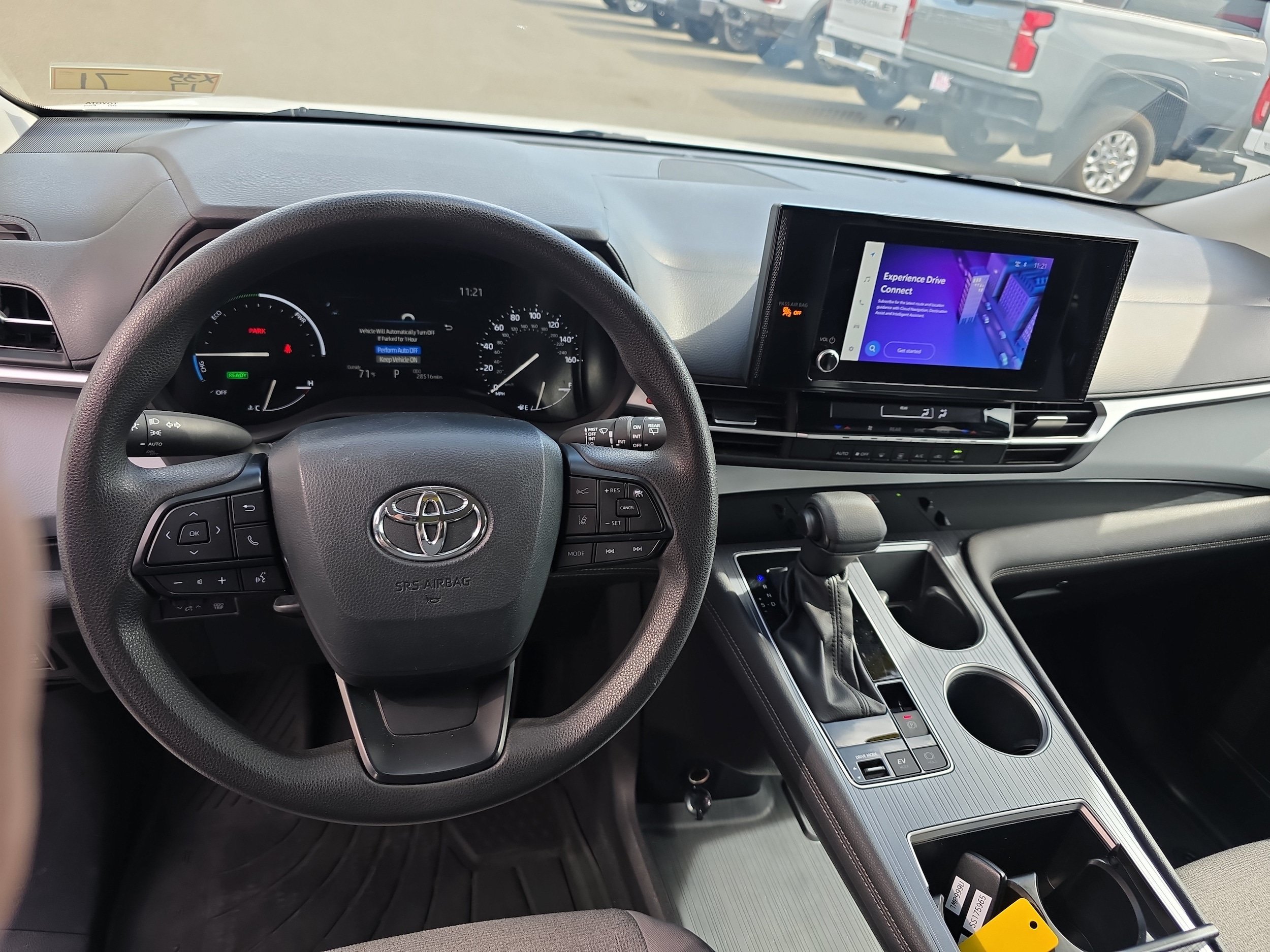 Used 2025 Toyota Sienna LE AWD/4WD image 3