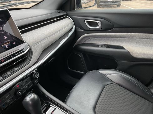 Used 2023 Jeep Compass Latitude image 34