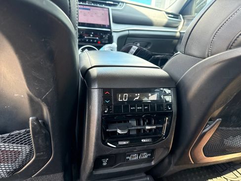 Used 2022 Jeep Grand Cherokee L Limited AWD/4WD image 13