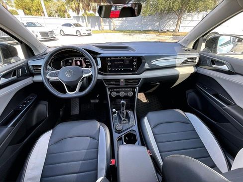 Certified 2022 Volkswagen Taos SEL image 3