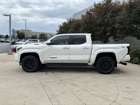 Used 2024 Toyota Tacoma TRD Sport w/ TRD Sport Premium Package AWD/4WD image 9