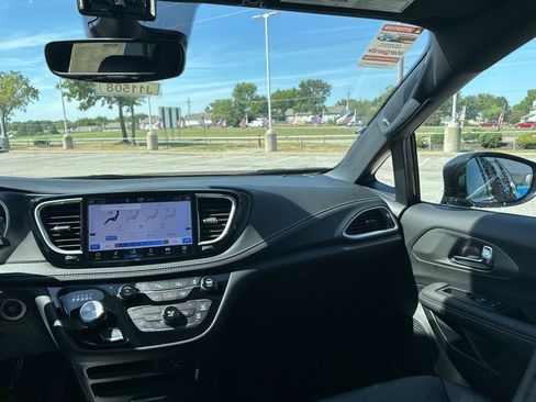 New 2026 Chrysler Pacifica Select image 54