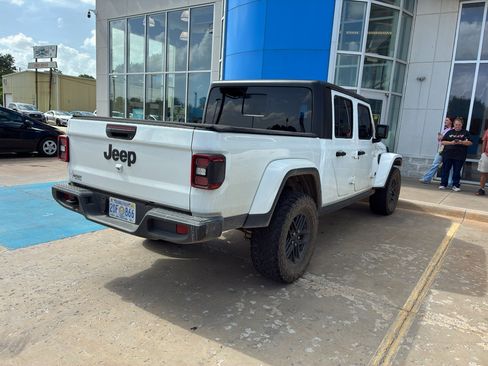 Used 2024 Jeep Gladiator Sport AWD/4WD image 3