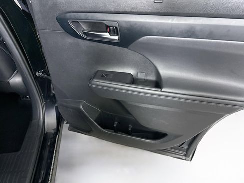 Used 2021 Toyota Highlander XLE FWD image 31