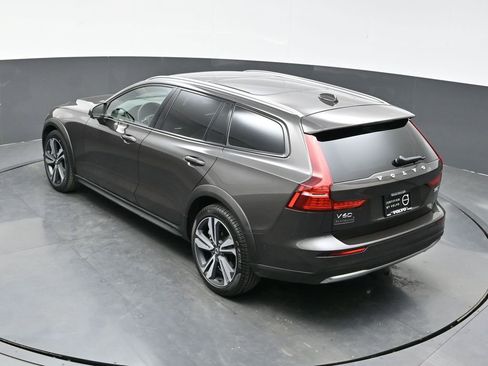 Used 2025 Volvo V60 B5 Cross Country Plus image 32
