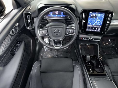 Used 2023 Volvo XC40 B5 Plus w/ Climate Package AWD/4WD image 4