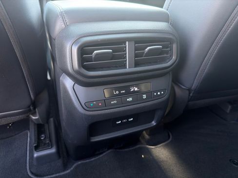Certified 2025 Honda Pilot Touring image 38