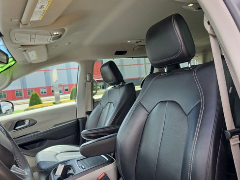 Used 2024 Chrysler Pacifica Touring-L FWD image 12