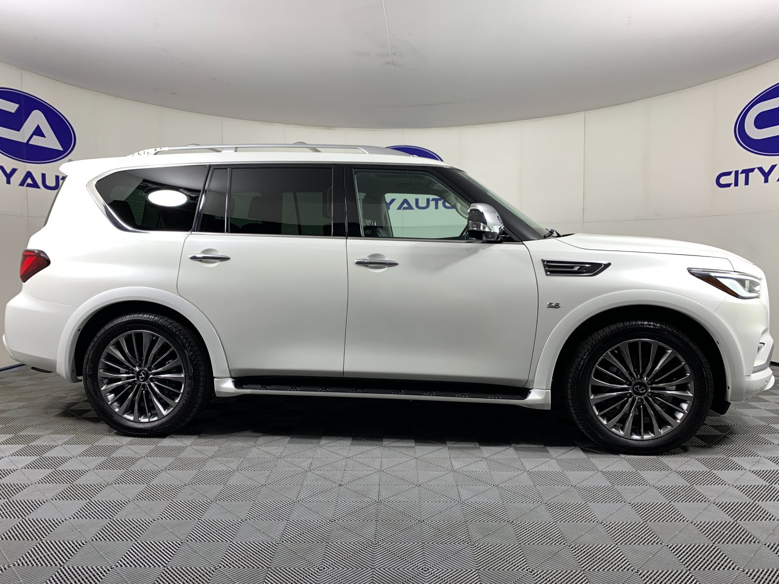 Used 2018 INFINITI QX80 4WD w/ Deluxe Technology Package image 2