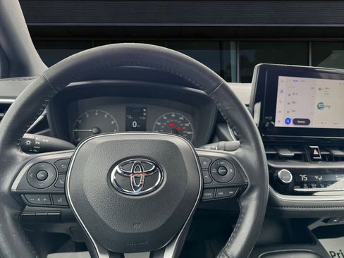 Used 2023 Toyota Corolla SE image 3