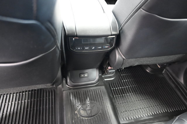 Used 2023 Toyota Highlander XLE AWD/4WD image 30