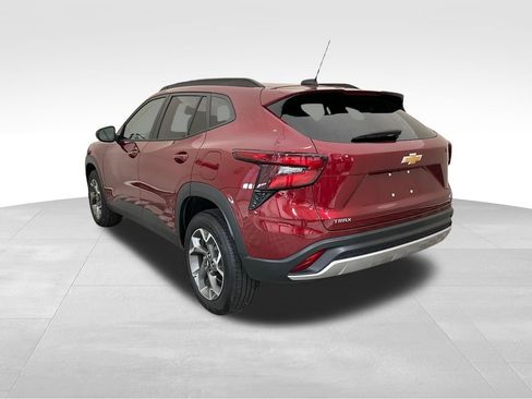 Used 2025 Chevrolet Trax LT w/ LT Convenience Package FWD image 3