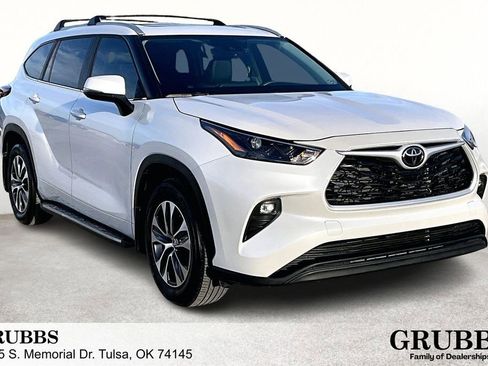 Used 2024 Toyota Highlander LE image 1