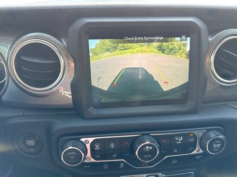 Used 2019 Jeep Wrangler Unlimited Sahara w/ Uconnect 4C Nav & Sound Group AWD/4WD image 14