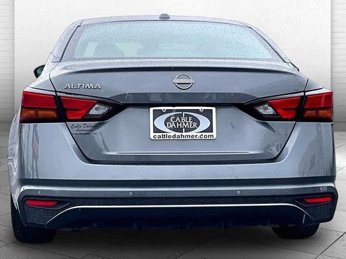 Used 2025 Nissan Altima 2.5 SV FWD image 3
