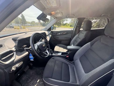 Used 2024 Chevrolet TrailBlazer LT w/ LT Cold Weather Package FWD image 11