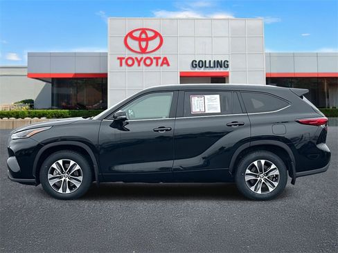 Certified 2023 Toyota Highlander XLE image 2